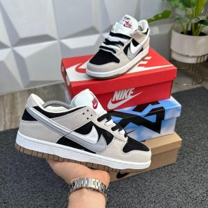 Nike Dunk Low sneakers