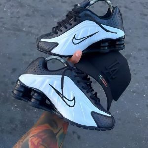 Nike Shox R4 Black/Metallic Silver Sneakers